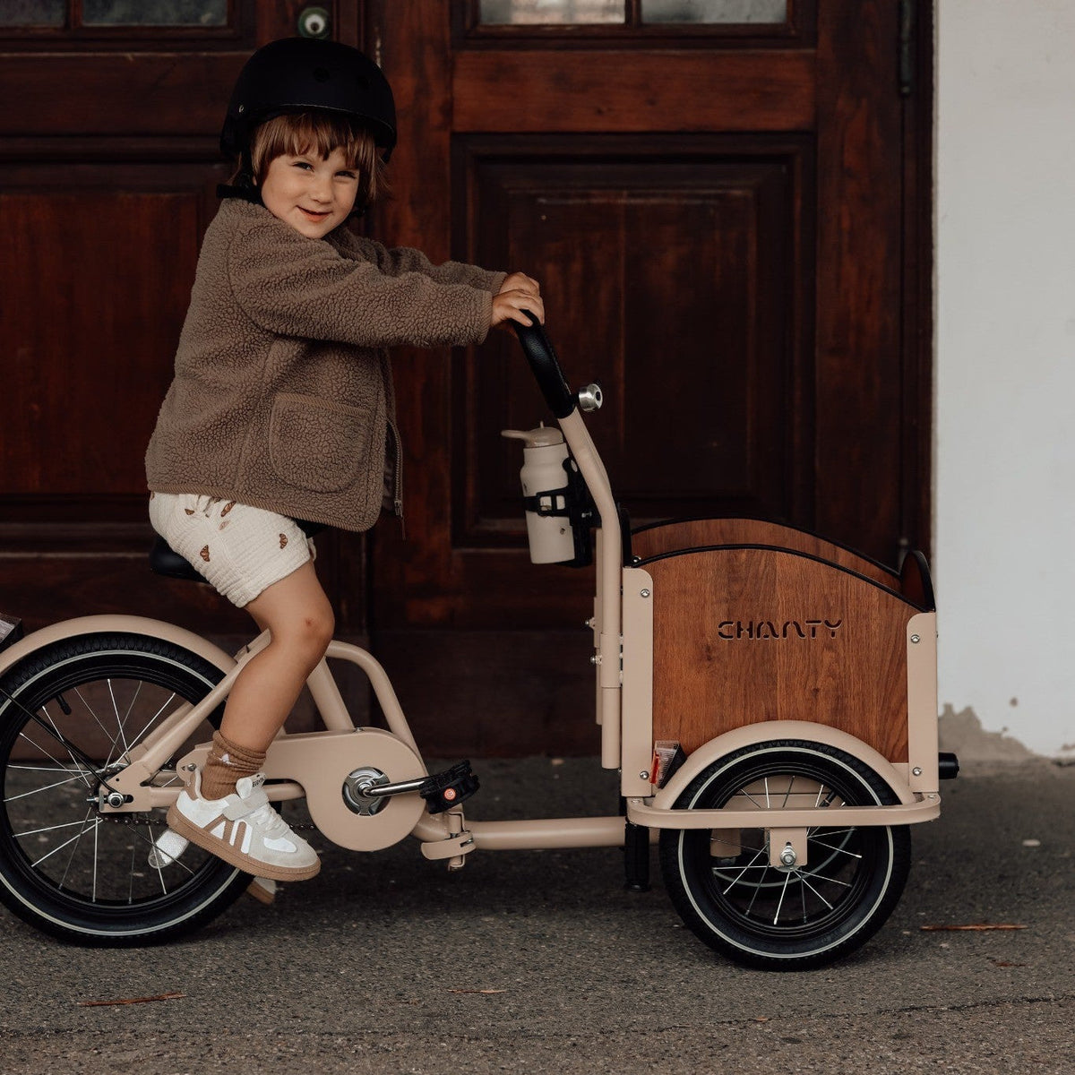 Chanty Cargo Kid - Sandfarvet Den ultimative børneladcykel til sjov, transport inkl. hjelm, flaskeholder, håndtag i 2 farver og ringklokke - BørnecyklerneChantyBørnecyklerneBeige: BLC16 - BEIChanty Cargo Kid - Sandfarvet Den ultimative børneladcykel til sjov, transport inkl. hjelm, flaskeholder, håndtag i 2 farver og ringklokke